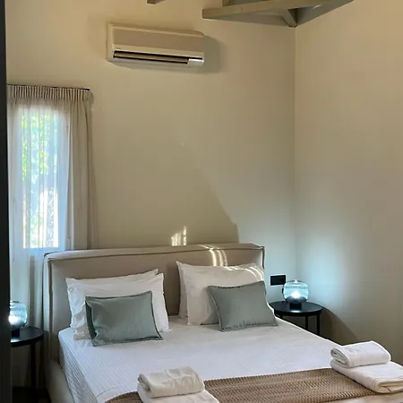 Akritas Residences アパート